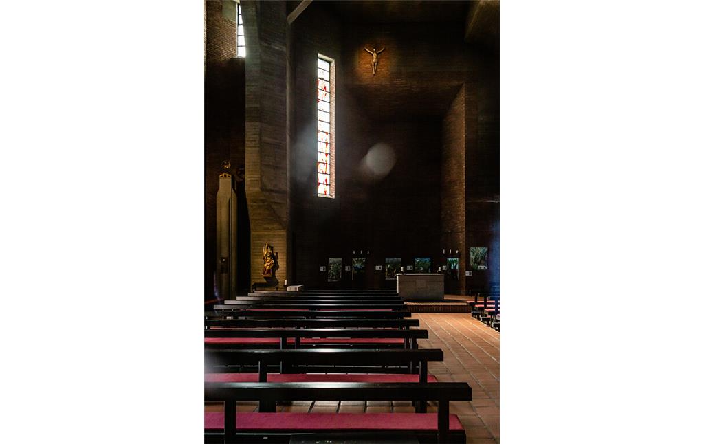 Innenraum der katholischen Pfarrkirche Christi Auferstehung von Gottfried Böhm in Köln-Lindenthal (2020)