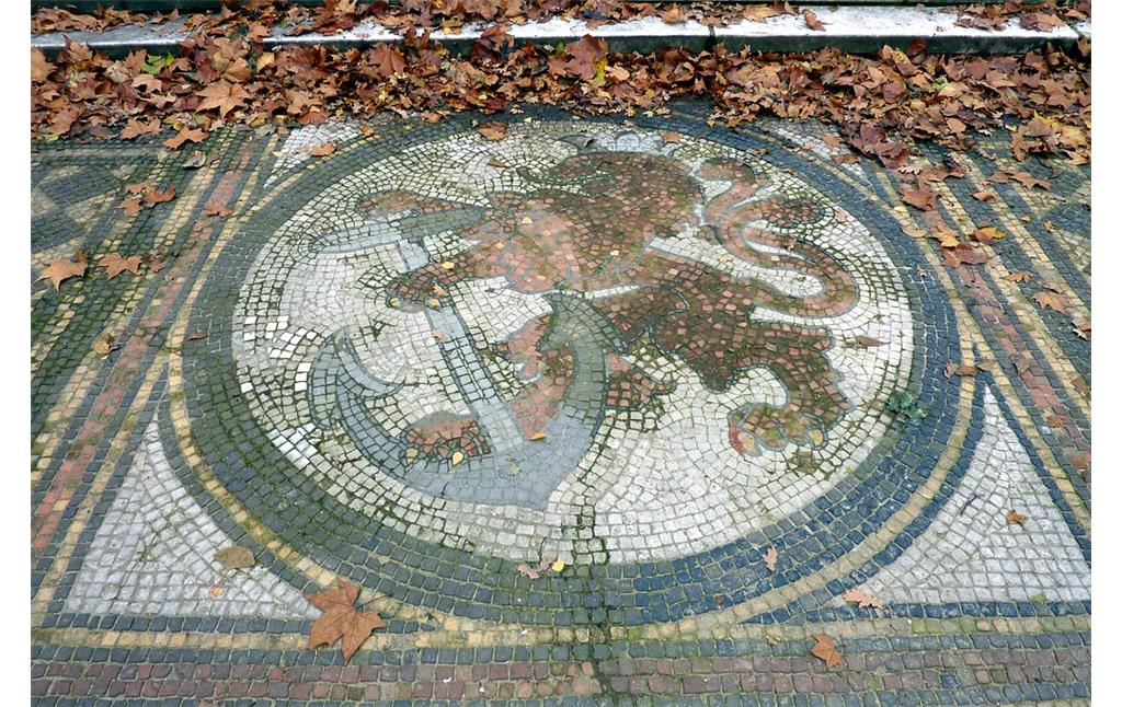 Mosaik mit dem Wappen der Stadt Düsseldorf im Düsseldorfer Hofgarten (2014)