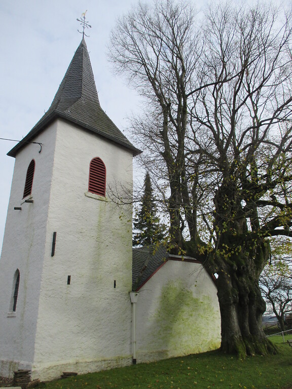 Kapelle in Giescheidmit Linde (2014)