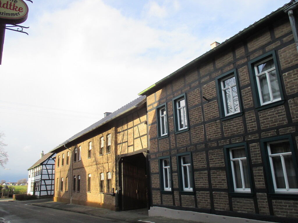 Häuserzeile in Niederkastenholz (2015)