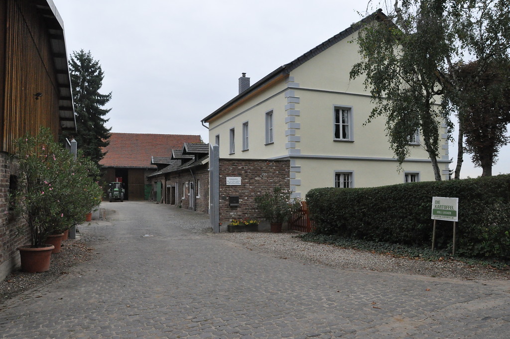 Historische und modernisierte Bausubstanz des Falkenluster Hofes (2014)