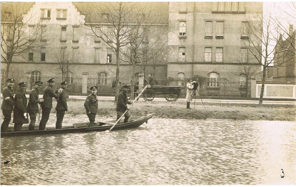 Historische Aufnahme von um 1920: Rheinhochwasser in Köln-Riehl, Blick über die westliche Fahrbahn auf die Kaserne Boltensternstraße.