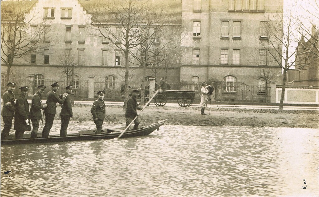 Historische Aufnahme von um 1920: Rheinhochwasser in Köln-Riehl, Blick über die westliche Fahrbahn auf die Kaserne Boltensternstraße.