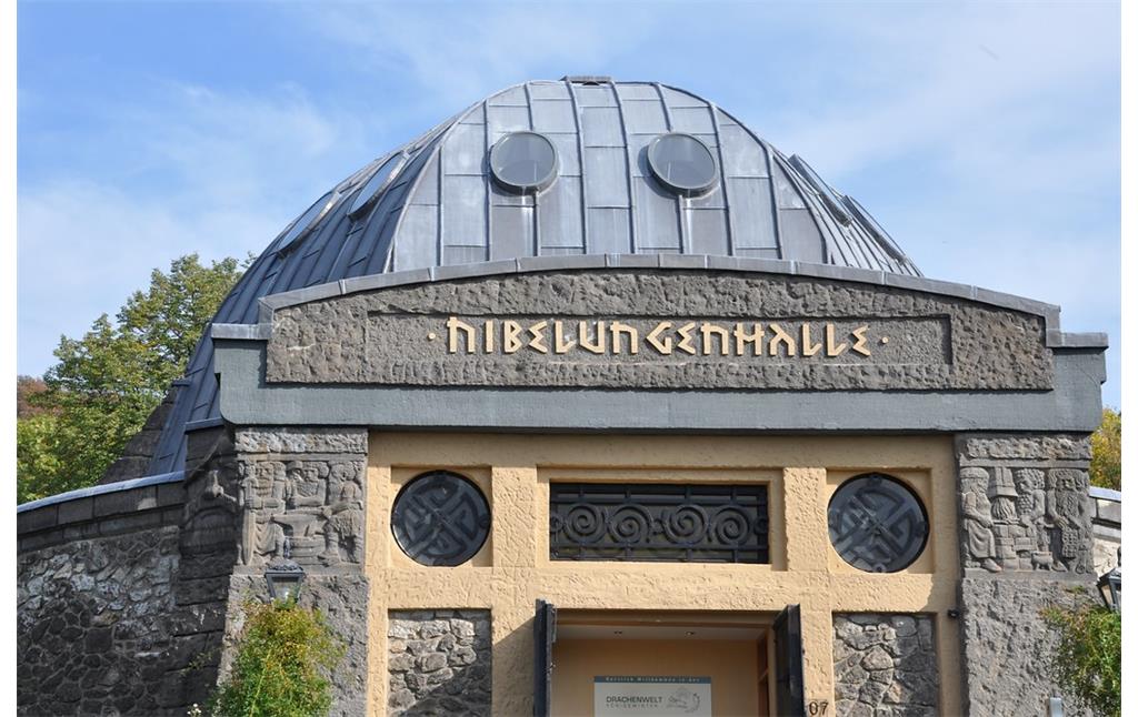 Eingang der Nibelungenhalle, Königswinter (2018).