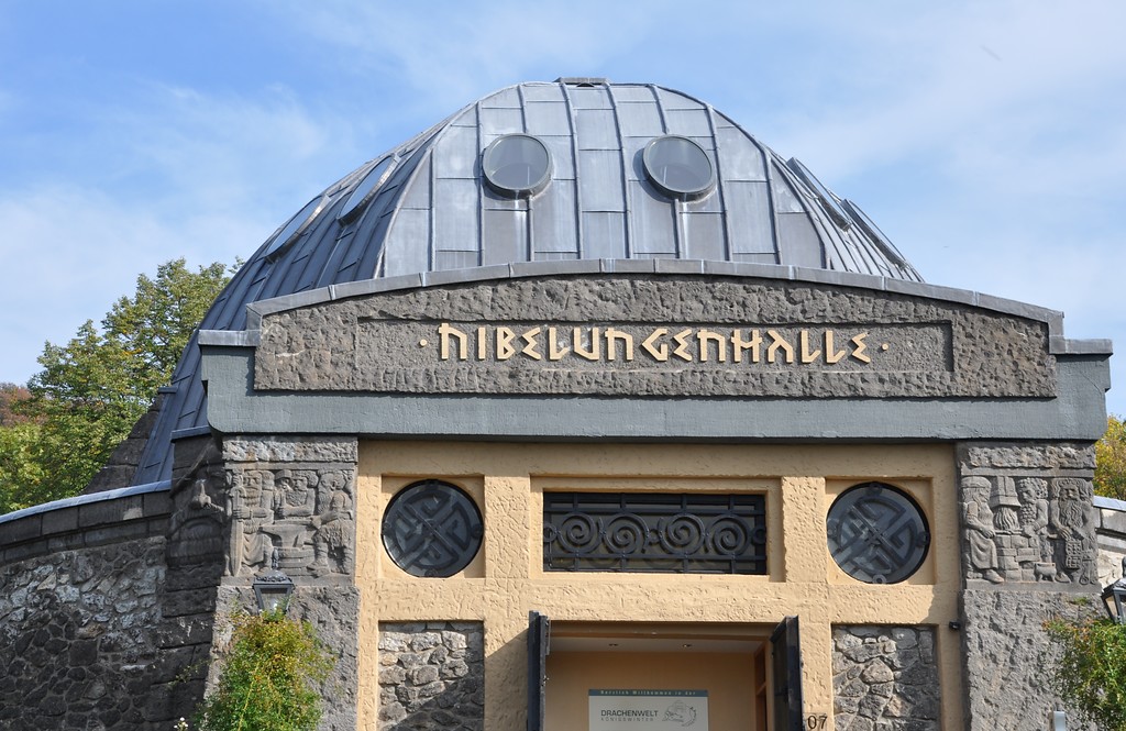 Eingang der Nibelungenhalle, Königswinter (2018).