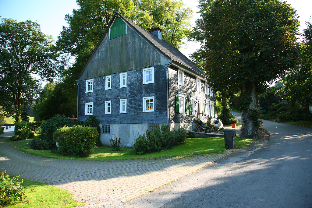 Zweigeschossiges Wohnhaus mit verbrettertem Giebel im Weiler IV Uelfe (2008)