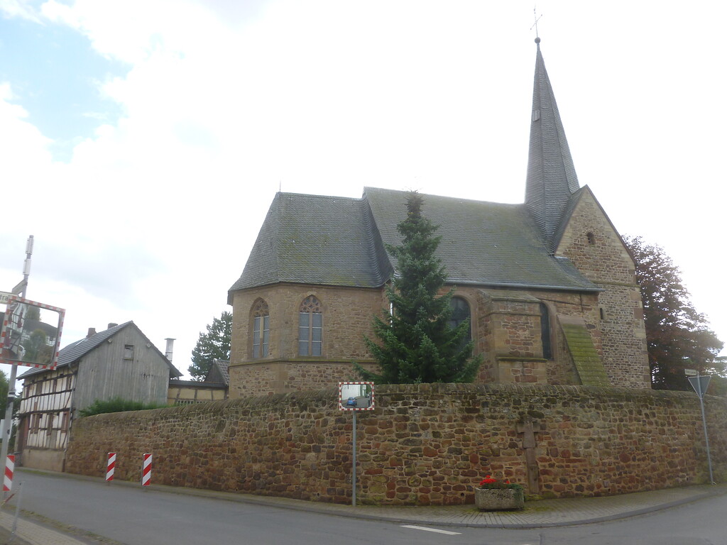 Die Kapelle St. Hubertus und Zu den Heiligen Mauren in Hostel hat einen mächtigen Westturm und einen gotischen Chor. (2014)