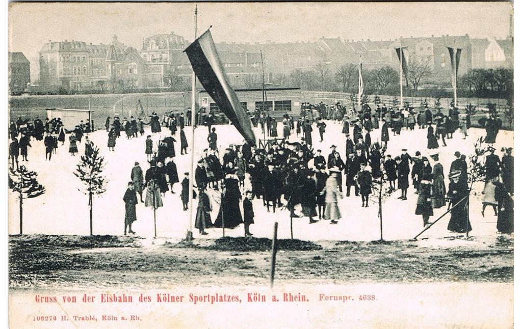 Historische Postkarte von 1908 mit der Eisbahn des Kölner Sportplatzes in Riehl sowie Kirche und Häusern an der Stammheimer Straße.