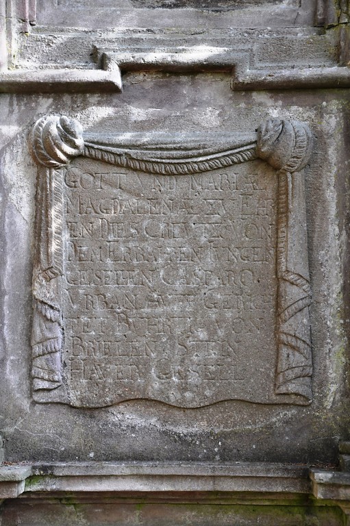 Nahaufnahme der Inschrift , die auf dem Prozessionsaltar der zwölften Station am Petersberger Bittweg zu sehen ist (2018).