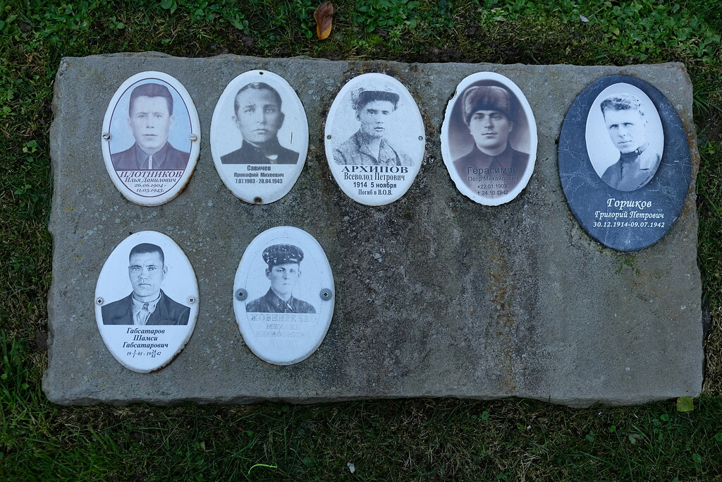 Bild 16: Bodenplatte mit zwei hinzugekommenen Porträts Bestatteter auf der Gräberstätte Rurberg (2021).