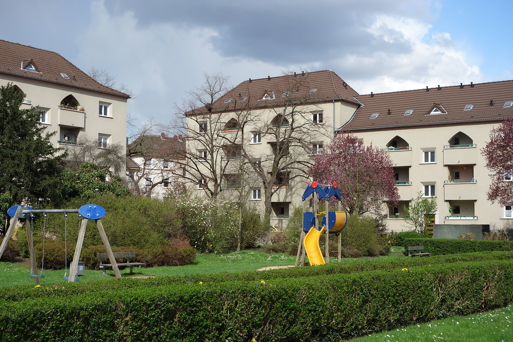 Köln-Mauenheim: Die Eckhäuser am Ende der langen Mehrfamilienhausreihen springen baulich in der Front und Höhe etwas vor und betonen damit die Eingangsbereiche der Siedlung (2016).