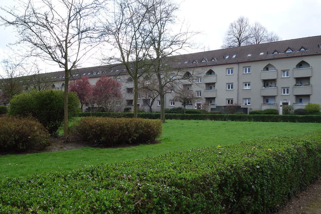 Köln-Mauenheim: Die dreigeschossige Blockrandbebauung aus Mehrfamilien-Reihenhäusern, umschließt große, begrünte Innenhöfe (2016).