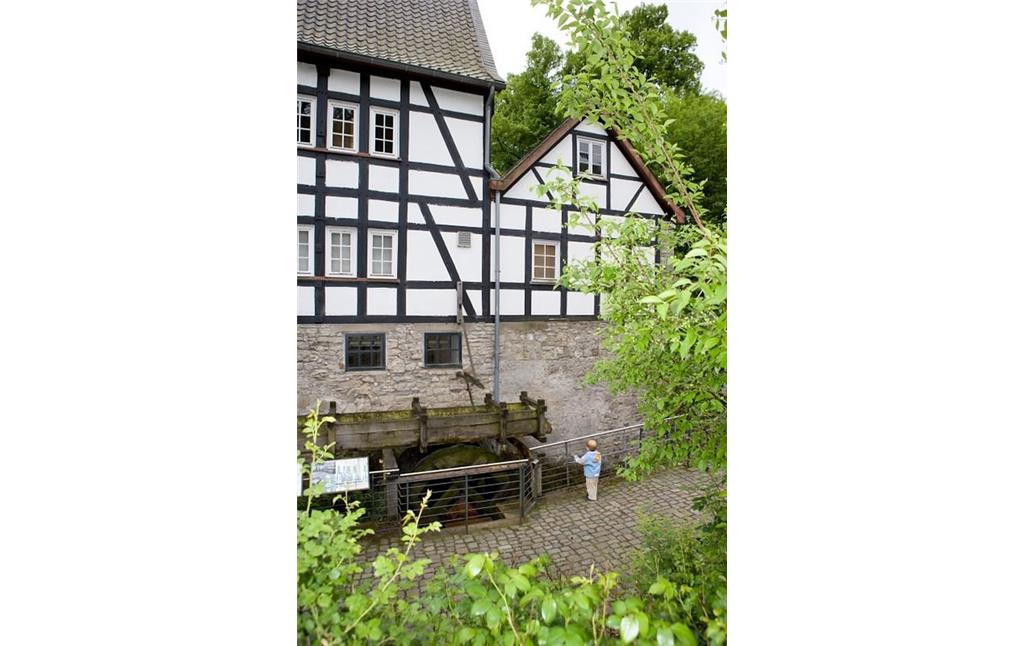 Papiermühle Alte Dombach, Kind vor Wasserrad