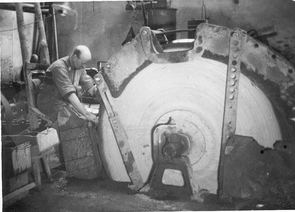 Arbeit am großen Schleifstein in der damaligen Messerfabrik Stöcker (um 1930)