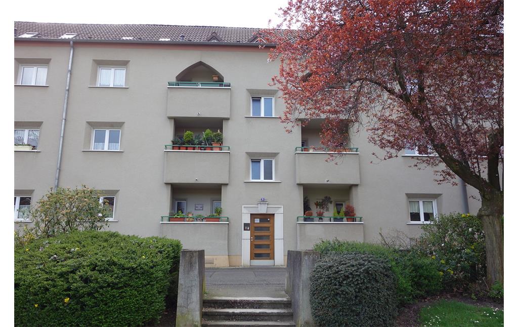 Köln-Mauenheim: Die Fassaden in der Siedlung "Grüner Hof" sind einheitlich gestaltet und nur sparsam gegliedert (2016).