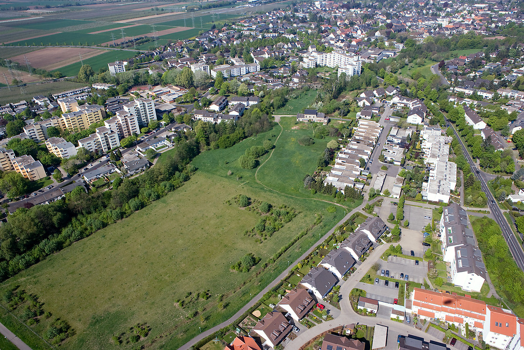 Luftbild von Meckenheim, in der Bildmitte liegt im Grünbereich zwischen den Wohnsiedlungen die Obere Mühle (2009)