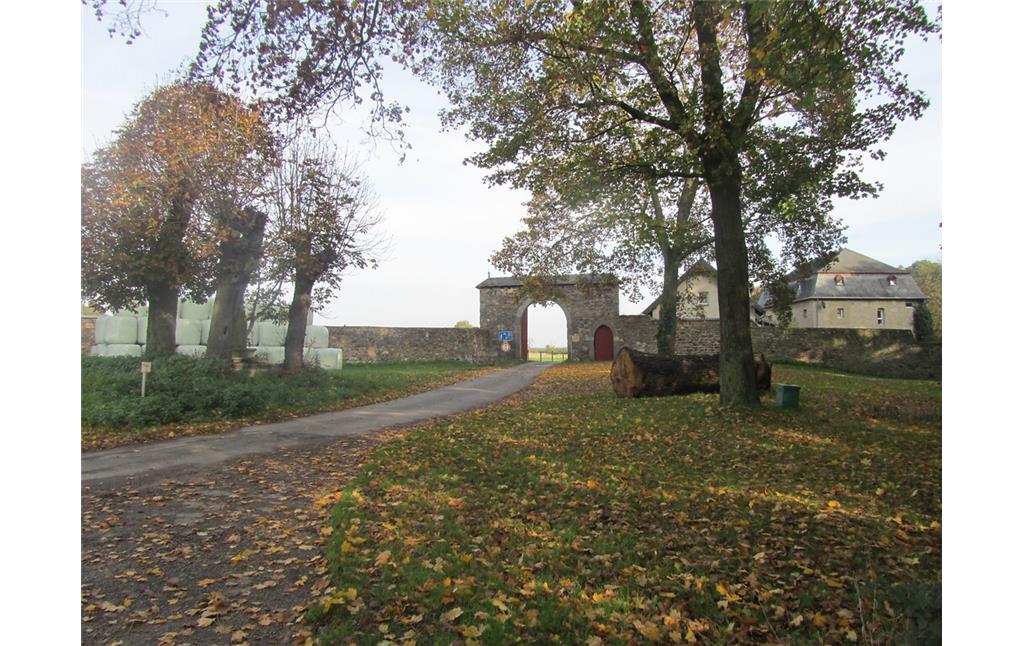 Gut Capellen mit Klostermauer, Eingangstor und rechts daneben sogenanntes "Hungerpörzchen" (2014)