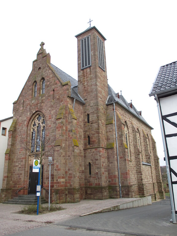 Pfarrkirche St. Gereon in Boich, erbaut aus Bruchsteinen im neogotischen Stil (2015)