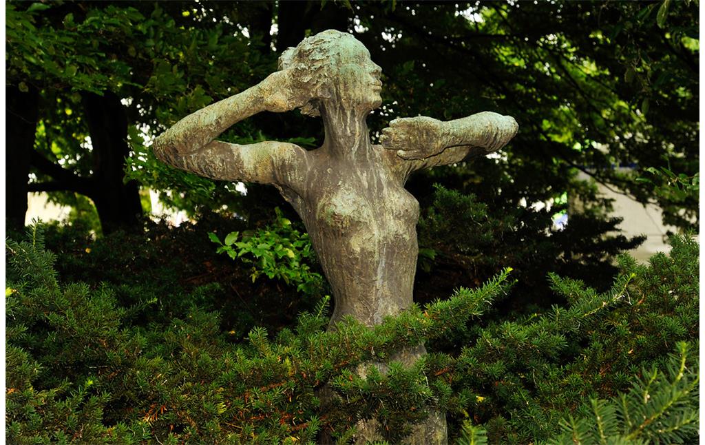 Skulptur "Die Schauende" im Rheinpark in Köln-Deutz (2013)