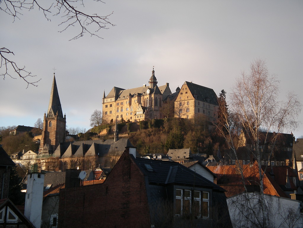 Blick über die Altstadt von Marburg auf das Schloss und den Kirchturm von Sankt Marien (2005).
