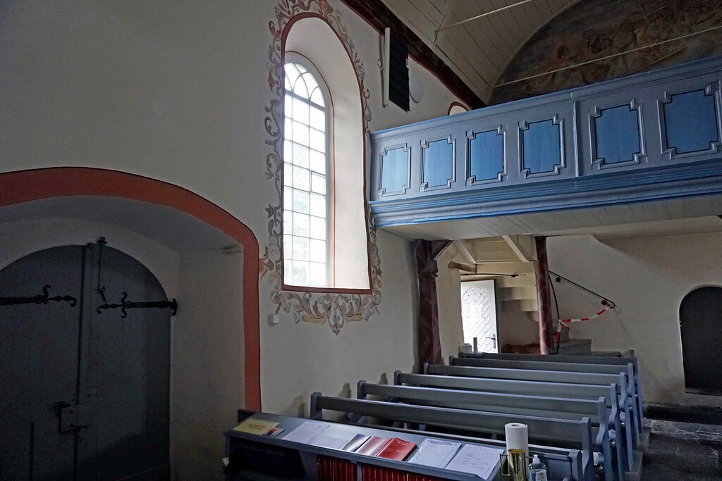 Fenster im Innenraum der evangelischen Kirche Schupbach (2020).