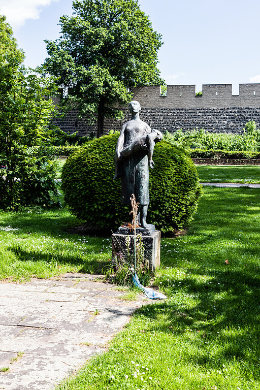 Bronzeplastik "Frau mit totem Kind" (1959) des niederländischen Künstlers Marie Andriessen am Hansaplatz in der Kölner Altstadt-Nord (2021)