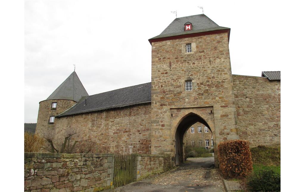 Burg Maubach mit quadratischem Torturm, Wehrmauern und rundem Eckturm (2015)