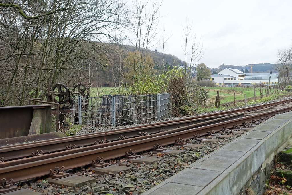 Eisenbahntrasse des "Aggertalers", dahinter Obergraben der ehemaligen Textilfabrik Ermen & Engels, Engelskirchen (2015)