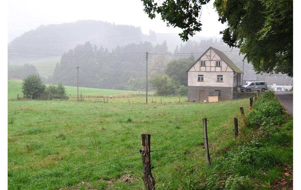 Blick auf ein Werkstattgebäude im historischen Ortskernbereich von Hintermühle (2013)