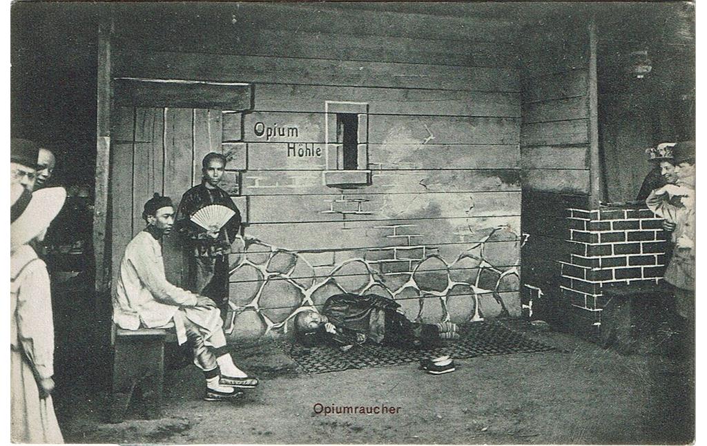Historische Aufnahme zu einer pseudo-wissenschaftlichen Völkerschau "Opium Höhle / Opiumraucher" im Vergnügungspark in Köln-Riehl (zwischen 1909 und 1928).