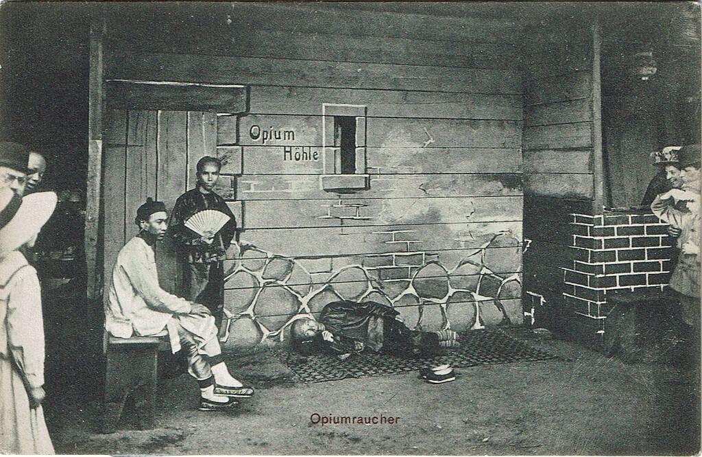 Historische Aufnahme zu einer pseudo-wissenschaftlichen Völkerschau "Opium Höhle / Opiumraucher" im Vergnügungspark in Köln-Riehl (zwischen 1909 und 1928).