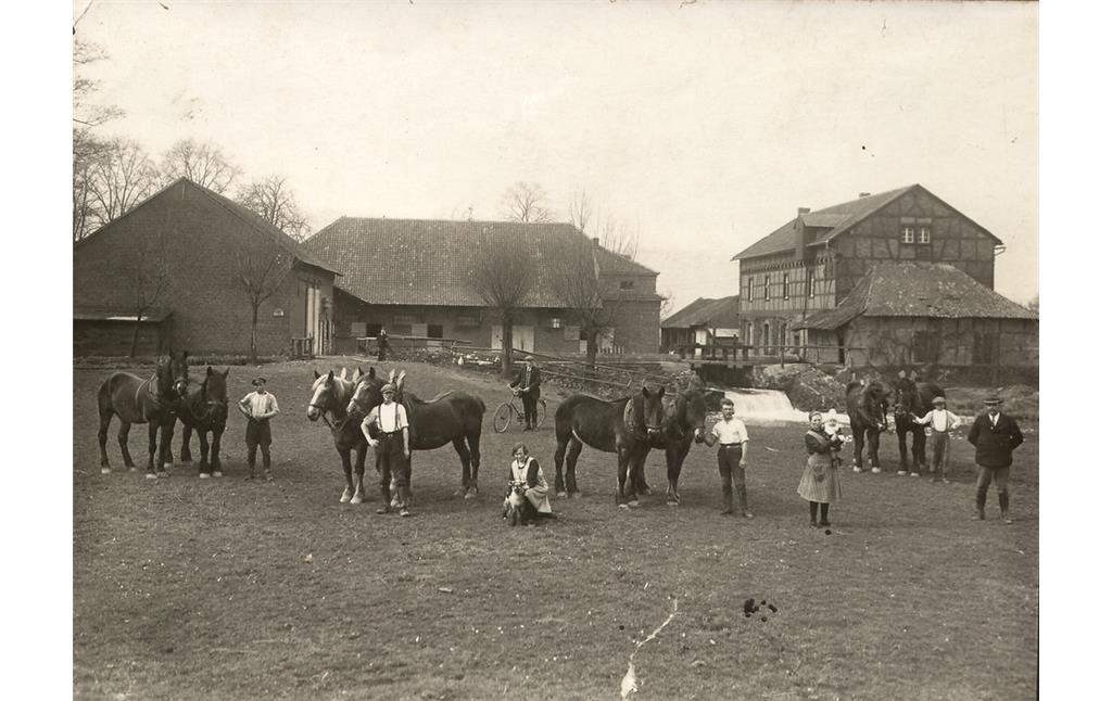 Familie Kalscheuer vor der Gymnicher Mühle um 1938