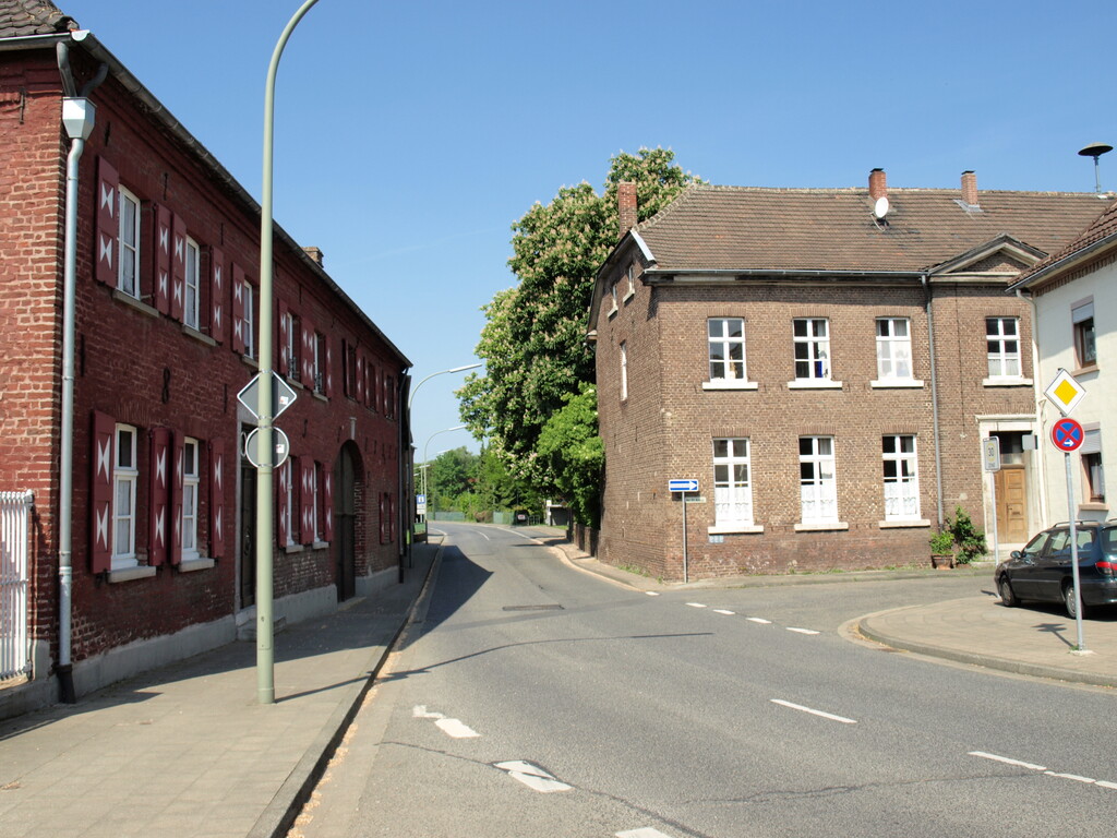 Der Schmitzhof (links) und die Alte Schule (rechts) in Keyenberg (2010)