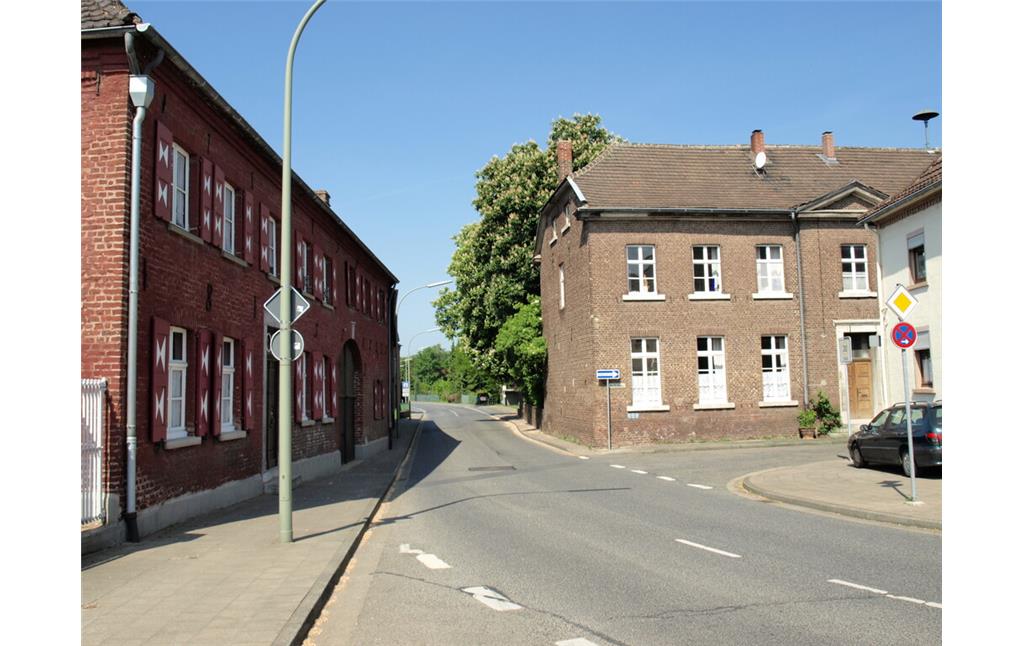Der Schmitzhof (links) und die Alte Schule (rechts) in Keyenberg (2010)