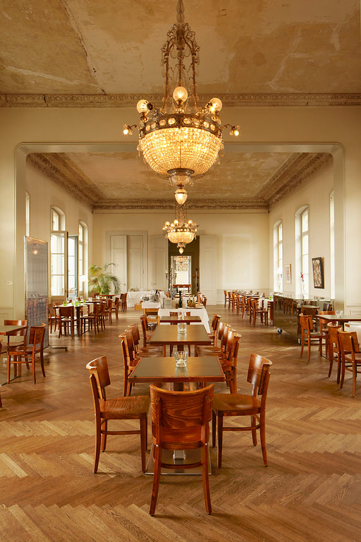 Der ehemalige Festsaal im Obergeschoss des Bahnhofs Rolandseck beheimatet heute das Restaurant "Interieur No 253" (2014)