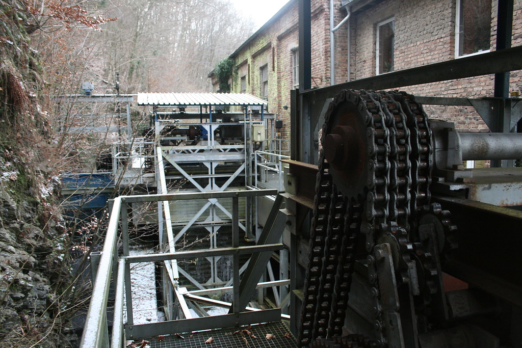 Blick über das Kettenwerk von Turm 2 auf Turm 1 der KataMax-Wasserkraftanlage (2013)