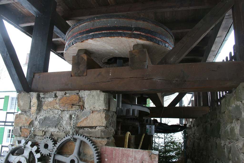 Steinmahlgang mit Getriebe außerhalb der Mühle.