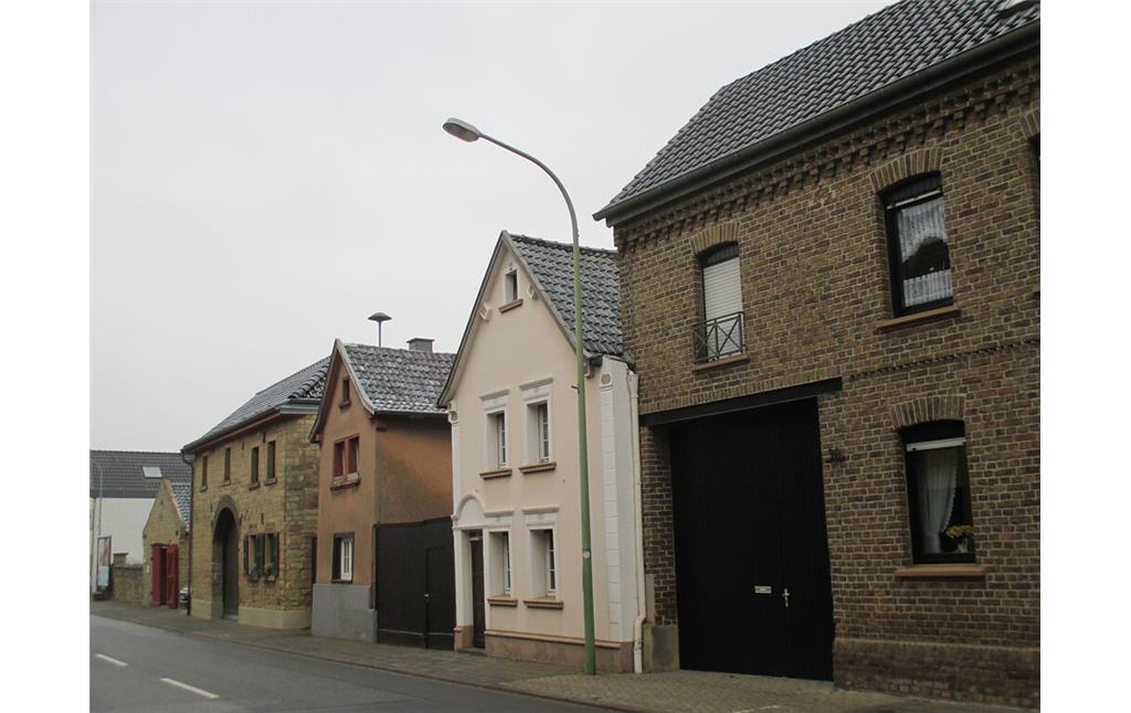 Straßenzeile mit historischer Bausubstanz in Bürvenich (2014)