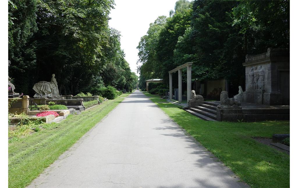 Ein Weg auf dem Friedhof Melaten in Köln (2016)