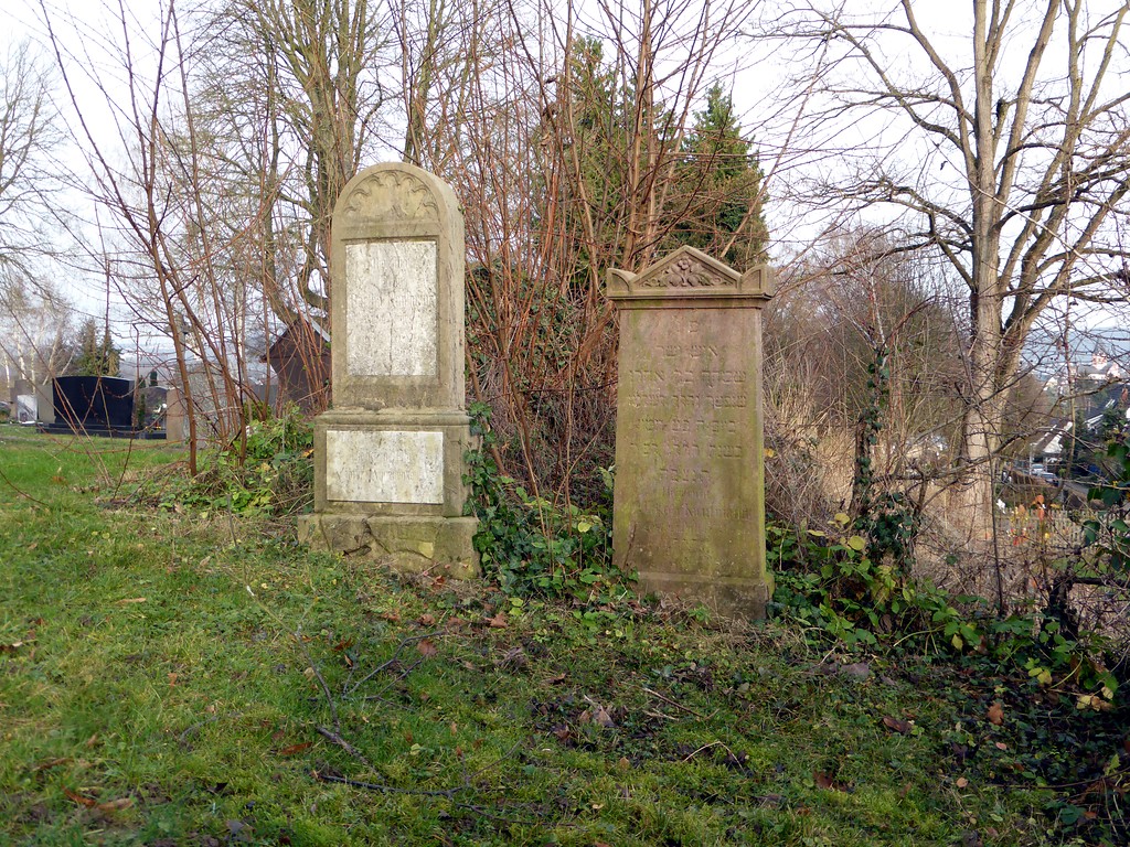 Zwei Grabstätten auf dem neuen jüdischen Friedhof Sinzig, einem Teil des Kommualfriedhofs (2015).