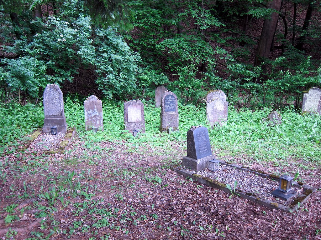 Teilansicht des zwischen Waldrand und Kreisstraße gelegenen jüdischen Friedhofs oberhalb von Dernau im Ahrtal (2015).