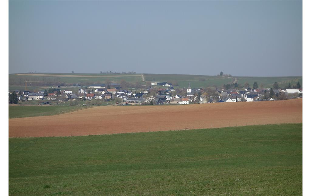 Blick über die sanfthügelige Feldflur auf die Ortschaft Lommerdorf (2020)