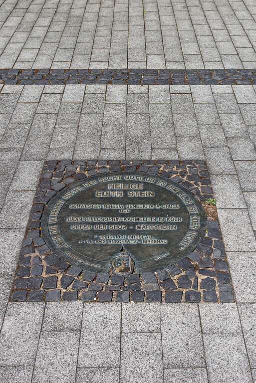 Im Boden eingelassene Platte vor dem Edith-Stein-Denkmal in Köln Altstadt-Nord mit Informationen zu Edith Stein (2020)