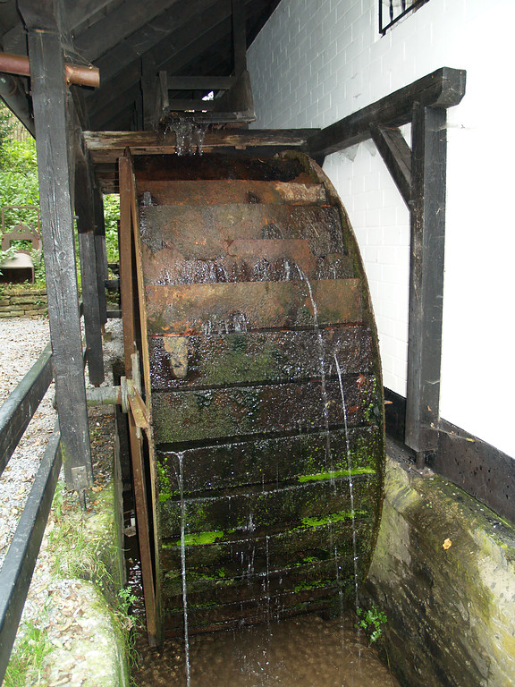 Dümmlinghauser Mühle, Wasser läuft über das Mühlrad