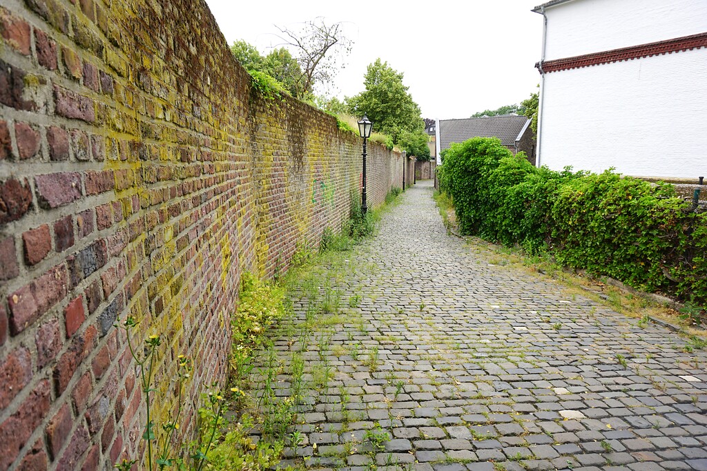 Viersen-Dülken, historischer Ortskern (2021); Ostwall, Abschnitt der Stadtmauer