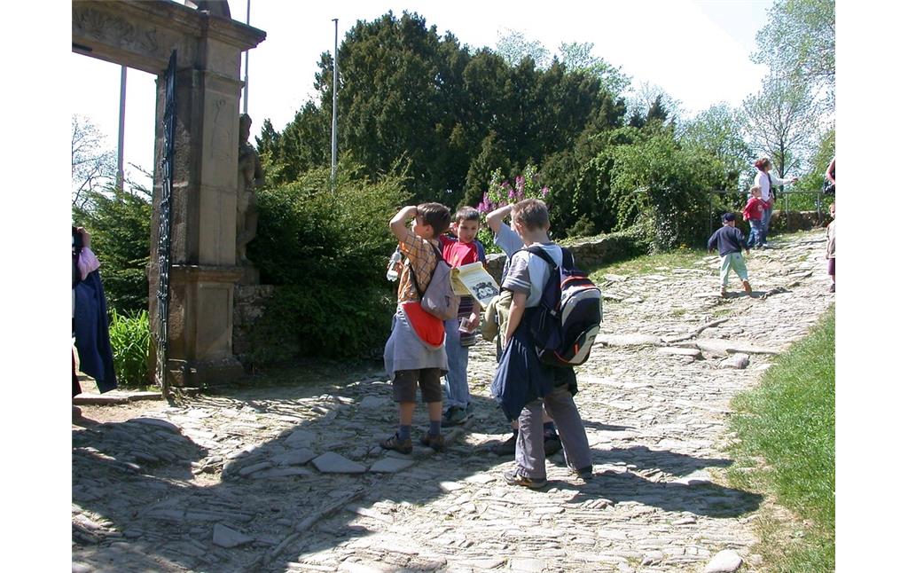 Eine Kindergruppe am Barocktor von Schloss Homburg (2013), die Kinder nehmen an einer Entdeckungsrallye teil.