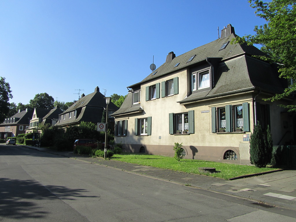 Doppelhäuser in der Dr.-Krauß-Straße in Knapsack (2014)