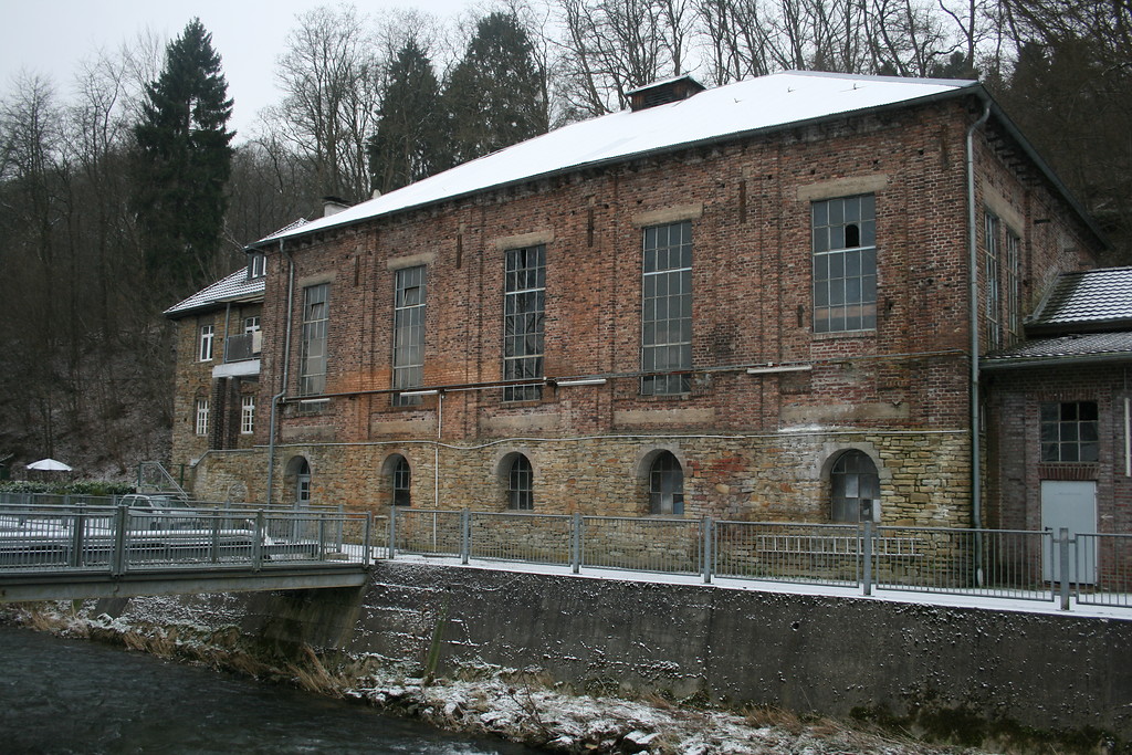 Das alte Werks- und Generatorenhaus zwischen Sülz und Berghang (2013)