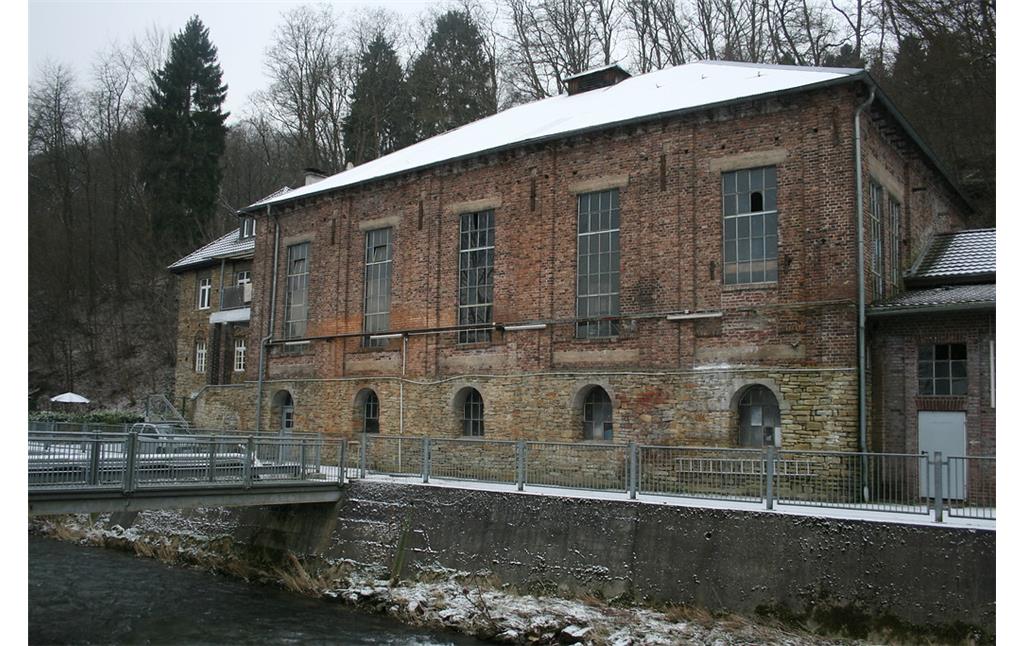 Das alte Werks- und Generatorenhaus zwischen Sülz und Berghang (2013)