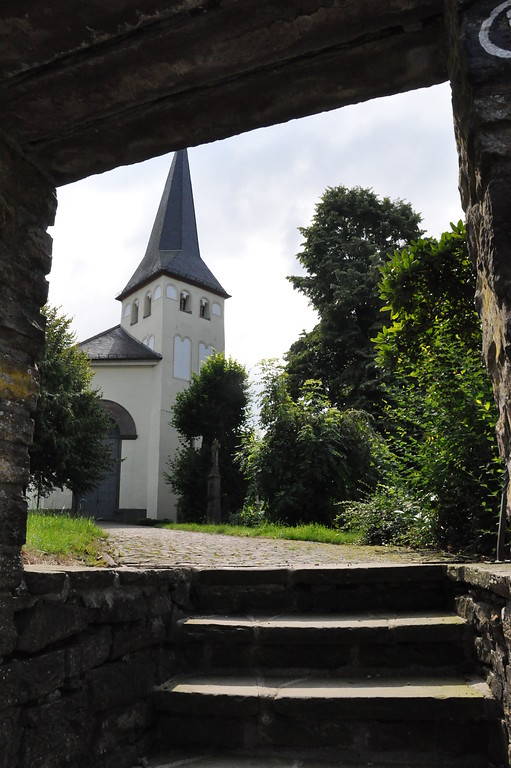 Blick vom "Burghof" auf die Pfarrkirche St. Laurentius, Hohkeppel (2014)